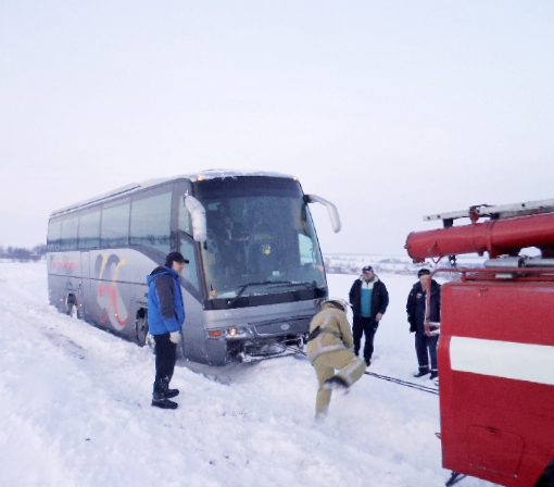 В Киевской области автобус с иностранными туристами застрял в снегу