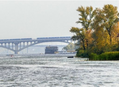 Въезд транспорта на Труханов остров в Киеве ограничили до осени