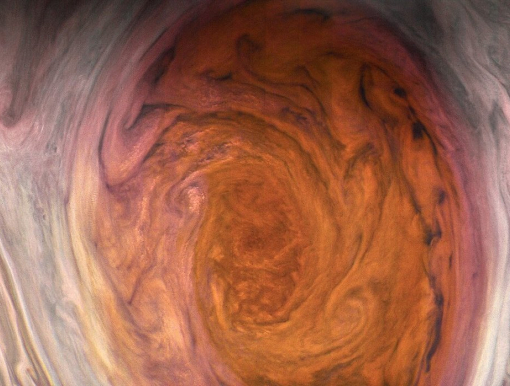 NASA показало гигантский ураган на Юпитере, который бурлит не менее 187 лет