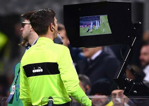 В футболе официально одобрили видеоповторы