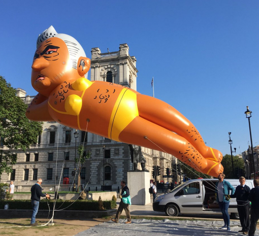 В центре Лондона запустили девятиметровую надувную фигуру мэра в бикини, - ФОТО