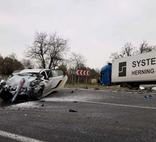 На Львівщині патрульне авто зіткнулося з вантажівкою: загинув поліцейський