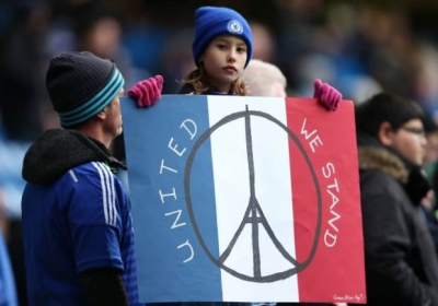 Вболівальниця ФК "Челсі" з плакатом на підтримку Франції Фото: metro.co.uk