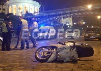 Горе-вор в Киеве упал с награбленным со скутера и был задержан