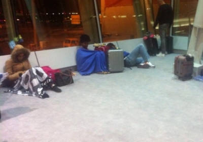 Самолет МАУ экстренно приземлился в Варшаве, пассажиры ждут в аэропорту уже 20 часов