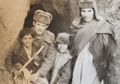 Радянські солдати із афганськими дітьми. Фото: Till Mayer