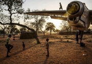 18:30 — Южный Судан, дети на закате. Фото: Mark Gualazzini