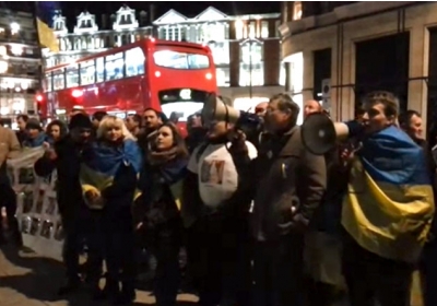 Нет Ахметову покоя: активисты снова пикетируют дом олигарха в Лондоне