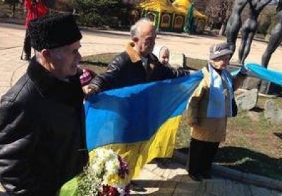 В Симферополе отпустили задержанных, которые принесли цветы к памятнику Шевченко