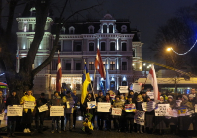 Под посольством России в Риге прошла акция против нарушения прав украинцев