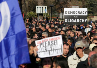Тысячи албанцев вышли на акцию против действий премьер-министра страны