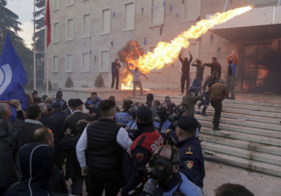 Протестувальники в столиці Албанії підпалили будівлю парламенту, - ФОТО
