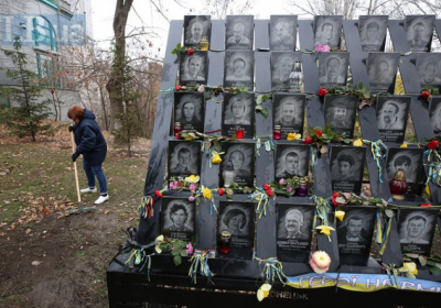 В Киеве накануне Дня достоинства и свободы провели уборку на аллее Героев Небесной Сотни