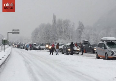Из-за снежных метелей прошлой ночью во французских Альпах застряло 15 тысяч авто