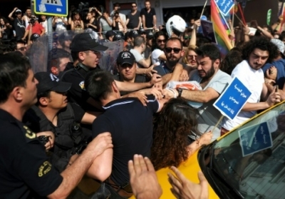 В Анкаре появились плакаты с призывами к убийству геев