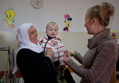 Українка Алла Альтіф, яка вийшла заміж за самарянина, забирає сина з дитсадка. Фото: Maya Levin/Guardian