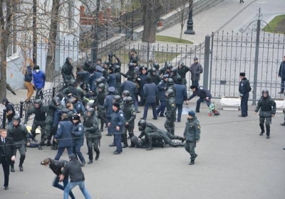 Невідомі, які назвались Самообороною Майдану, намагались спиляти паркан під АПУ