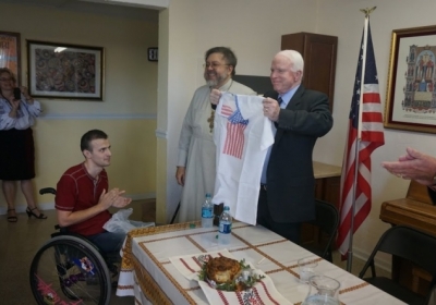 Сенатор Маккейн в Аризоні зустрівся з пораненим бійцем АТО 