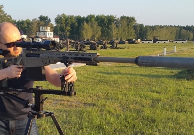 Яценюк приїхав перевірити нове снайперське спорядження для Нацгвардії