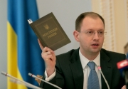 Яценюк закликає новоспечених депутатів відмовлятися від мандатів