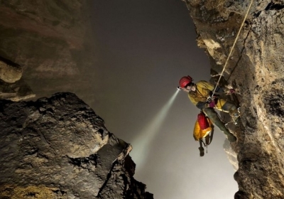У Китаї знайшли велетенську систему печер з власними хмарами та рослинами