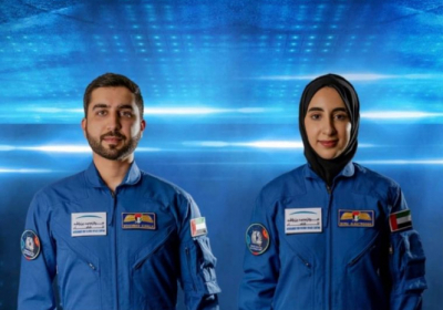 Нові астронавти Космічного центру ОАЕ імені Мохаммеда бін Рашида Мохаммед аль-Мулла (зліва) та Нура аль-Матрооші (справа) Фото: Hazzaa AlMansoori/Twitter