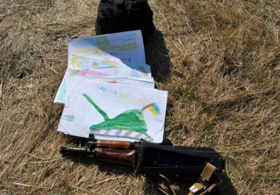 Детские рисунки, которые передали в зону АТО, военные используют как обереги, - фото