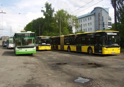 Львівські перевізники розпродують автобуси, куплені до Євро-2012