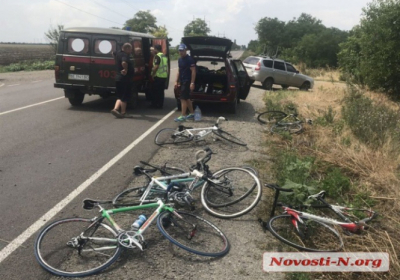 На Миколаївщині автомобіль в'їхав в групу неповнолітніх велосипедистів: шестеро дітей постраждали
