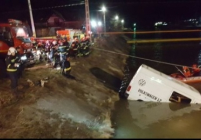 В Румынии микроавтобус упал в реку: девять человек погибли