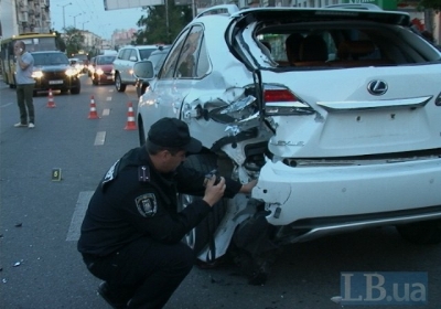 В центре Киева женщина за рулем Lexus сбила насмерть мотоциклиста, - фото