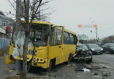 В Киеве автомобиль BMW протаранил маршрутку с пассажирами: есть пострадавшие