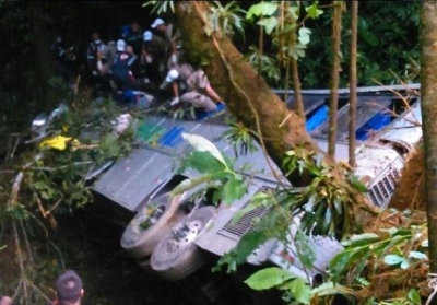У Бразилії пасажирський автобус зірвався у прірву: є загиблі, - відео