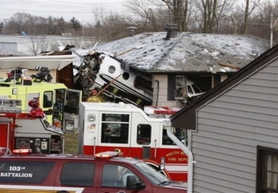У США літак впав на житлові будинки: двоє людей загинуло