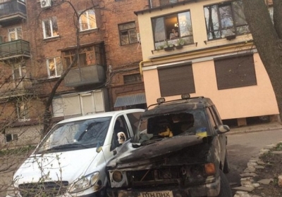 Неизвестные сожгли два автомобиля волонтеров в Харькове, - фото