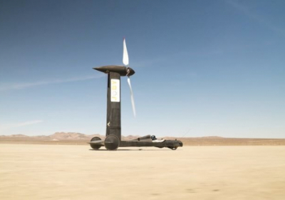 Автомобіль Blackbird на вітровому двигуні, який здатен розвивати більшу за вітер швидкість. Він став об