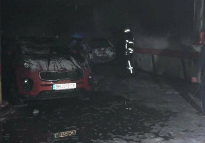 В Киеве на парковке сгорело около пяти автомобилей
