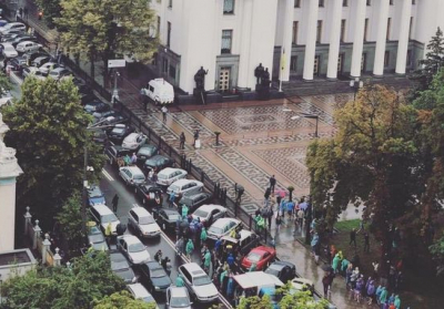 Центр Киева заблокировали водители автомобилей на еврономерах, - ОБНОВЛЕНО