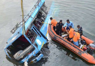 В Індії автобус впав з мосту в річку: загинули 36 людей