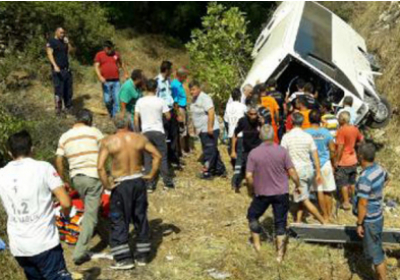 В Турции туристический автобус провалился в пропасть: есть погибшие и раненые