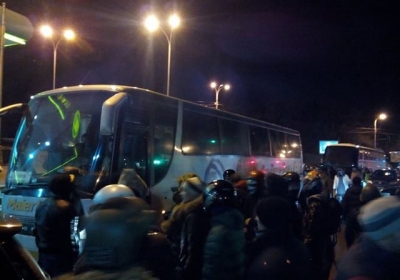 Активисты заблокировали пять автобусов с 