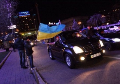 Автомобилисты отправляются в аэропорты встречать Януковича 
