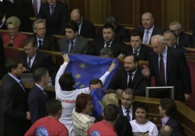 Азаров викинув прапор ЄС, який йому дали опозиціонери 