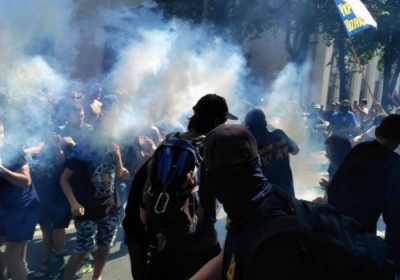 Полиция применила газовые баллончики к участникам протестов под Радой - Национальный корпус