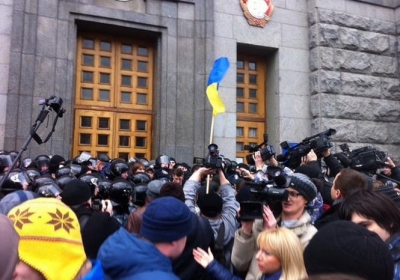 Под стенами мэрии Харькова столкновения между активистами и милицией