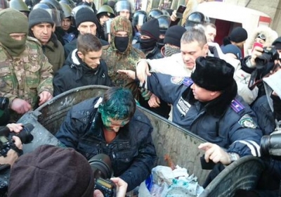 У Харкові активісти закидали яйцями, облили зеленкою та кинули в смітник екс-