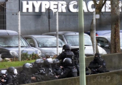Нападающий на магазин в Париже угрожает убить заложников, если полиция попытается штурмовать типографию в пригороде