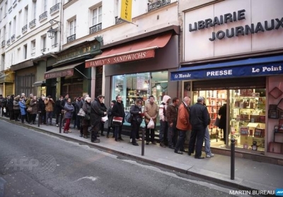 Во Франции очереди за свежим номером Charlie Hebdo, - фото