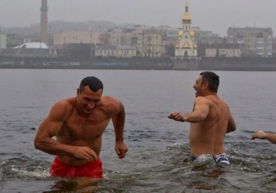 Братья Кличко на Крещение искупались в Днепре - фото
