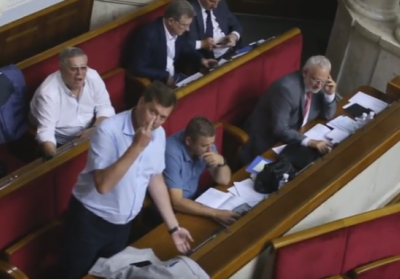 Депутат от Опоблоку показал средний палец журналистам в зале Рады - ВИДЕО